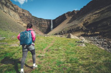 Hengifoss Şelalesi'nde gezgin yürüyüşü, İzlanda.