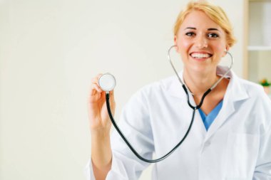 Kadın doktor boş alana stetoskop işaret.