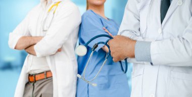 Doktor diğer doktorlar ile hastanede çalışıyor.