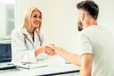 Doktor hastanede hasta ile el sıkışmak.
