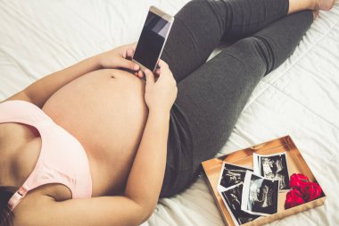 Mutlu hamile bir kadın ve evde bebek bekliyor..