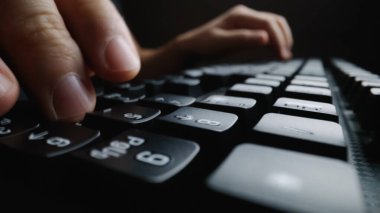 Klavyede yakın çekim yumuşak odaklı parmak yazma.