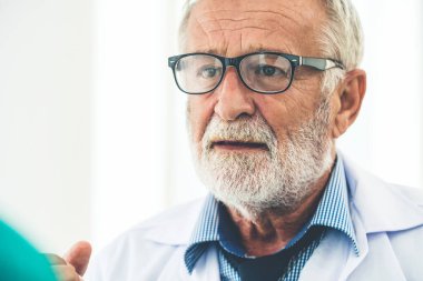 Hastanede çalışan kıdemli erkek doktor.