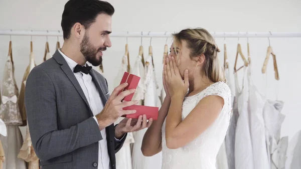 Noiva e noivo no vestido de noiva preparar cerimônia . — Fotografia de Stock