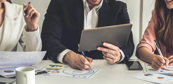 Empresarios y empresarias que trabajan en el cargo. — Foto de Stock