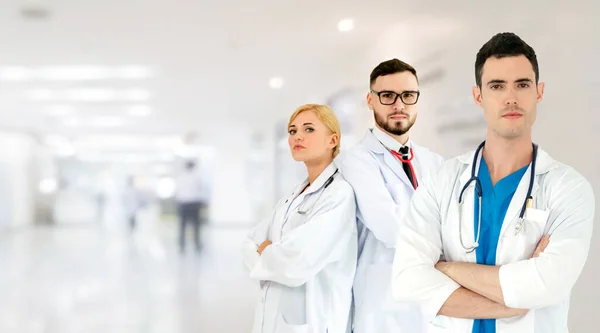 Médico Profissional Que Trabalha Consultório Hospitalar Clínica Com Outros Médicos — Fotografia de Stock