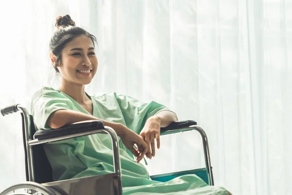 Zufriedener Patient im Rollstuhl im Krankenhaus. Medizinische Gesundheit — Stockfoto