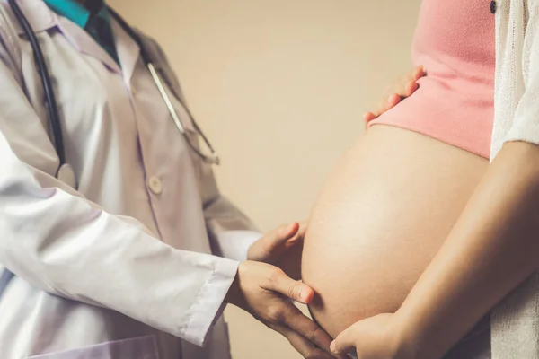 Donna incinta e ginecologo medico presso l'ospedale — Foto Stock