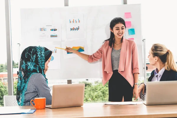 Grupo de trabajo multicultural en la reunión de trabajo en equipo. —  Fotos de Stock