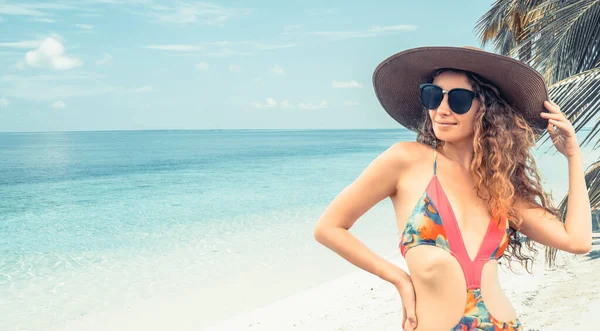 Jovem feliz na praia em férias de verão . — Fotografia de Stock