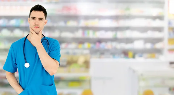 Farmacêutico masculino que trabalha na farmácia. — Fotografia de Stock