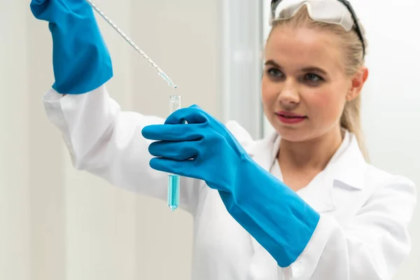 Fiatal Tudós Dolgozik Kémiai Laboratóriumi Vizsgáló Biokémiai Labor Minta Tudomány — Stock Fotó