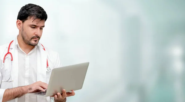 Médico usando computador portátil no hospital. — Fotografia de Stock