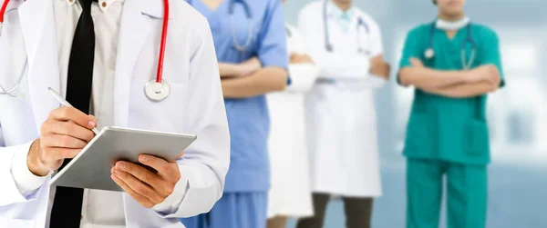 Médico que trabalha no hospital com outros médicos . — Fotografia de Stock