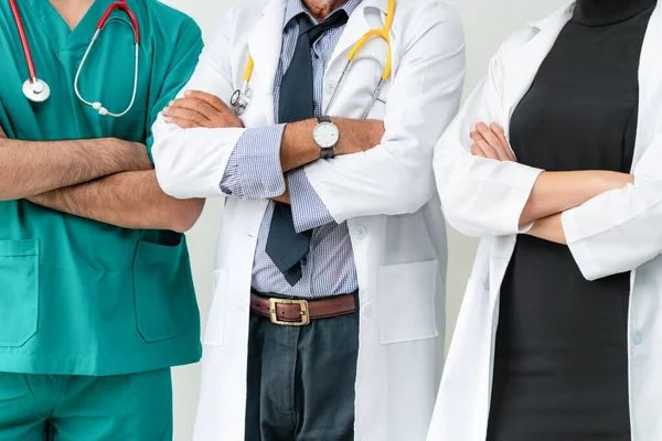 Un groupe de professionnels de la santé travaille ensemble à l'hôpital . — Photo