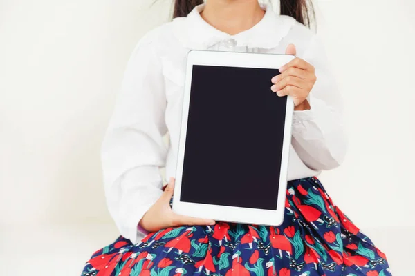Дитяча дівчинка показує чорний екран планшетного комп'ютера . — стокове фото