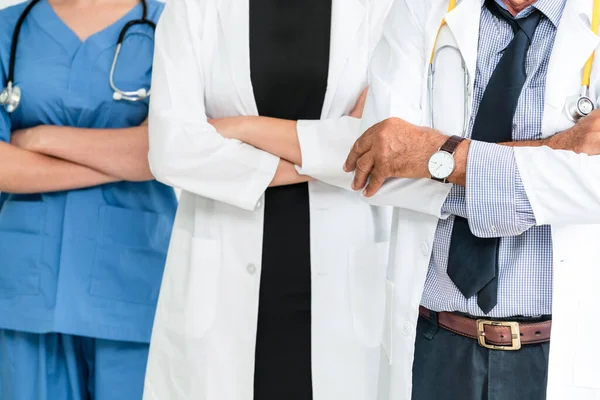 Un groupe de professionnels de la santé travaille ensemble à l'hôpital . — Photo