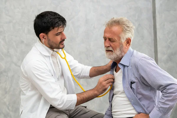 El paciente mayor visita al médico en el hospital . — Foto de Stock