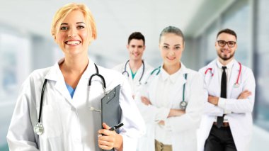 Doktor diğer doktorlar ile hastanede çalışıyor.