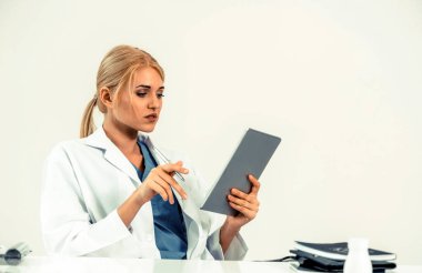 Hastanede tıbbi rapor üzerinde çalışan doktor.