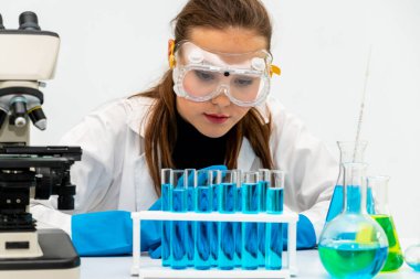 Kimyager laboratuvarında çalışan kadın bilim adamı.