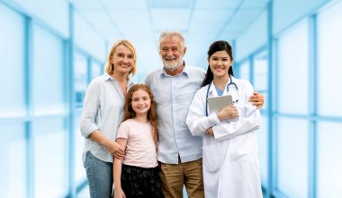 Anne, baba ve kızı hastanede mutlu aile doktorla. Tıbbi sağlık ve doktor hizmeti.