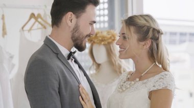 Gelin ve damat gelinlik töreni hazırlamak.