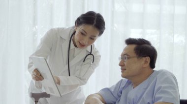 Hastanedeki ya da klinikteki hastalarla doktor ilgileniyor. Sağlık hizmetleri kavramı.