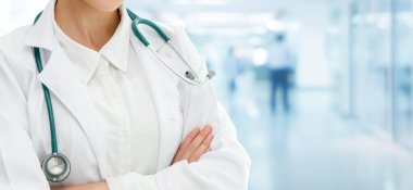 Hastane ofisinde çalışan kadın doktor..