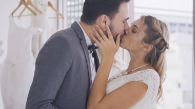 Gelin ve damat gelinlik töreni hazırlamak.