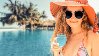 Yaz tatilinde sahilde mutlu genç kadın.