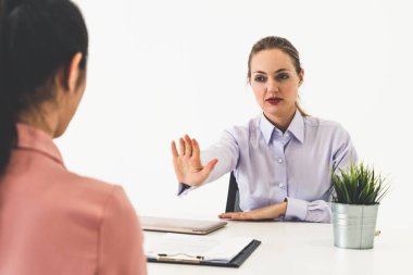 Görüşme için iki genç iş kadını buluşacak..