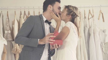 Gelin ve damat gelinlik töreni hazırlamak.