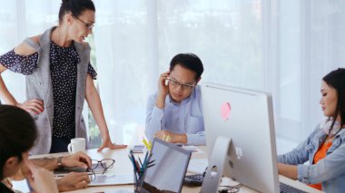 Grup toplantısındaki mutsuz iş adamları. Ekip proje başarısızlığı yüzünden hayal kırıklığına uğradı. İş sorunu ve kriz kavramı.