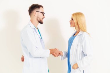 Gp doktor cerrahi doktor ile el sıkışıyor.
