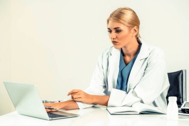 Hastanede tıbbi rapor üzerinde çalışan doktor.