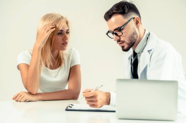 Hastane Ofisinde Erkek Doktor ve Kadın Hasta