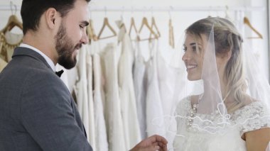 Gelin ve damat gelinlik töreni hazırlamak.