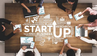 Start Up Business of Creative People Concept - Girişimciliğin, fonun ve proje planının sembolüolan modern grafik arayüz, akıllı girişimci grubu tarafından yeni bir küçük işletme kurmayı planlıyor.