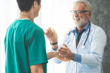 Başka bir doktorla çalışan kıdemli erkek doktor.