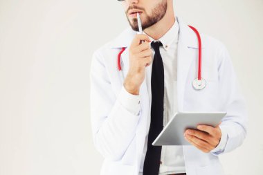 Hastanede tablet bilgisayar üzerinde çalışan doktor.