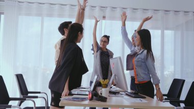 Başarılı iş adamları grup halinde ofiste proje başarısını kutluyorlar. Takım kazananı ve işbirliği başarı konsepti.