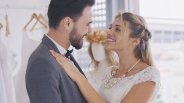 Gelin ve damat gelinlik töreni hazırlamak.