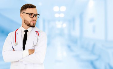 Hastanede çalışan genç erkek doktor..