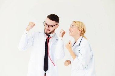 Mutlu doktor ortağı ile başarı kutluyor.