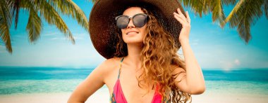 Yaz tatilinde sahilde mutlu genç kadın.