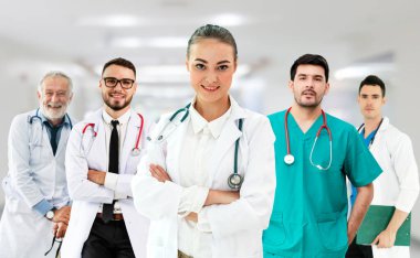 Hastane ofisinde ya da klinikte çalışan profesyonel doktor diğer doktorlar, hemşire ve cerrahlarla birlikte..