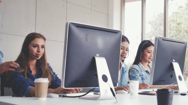 Müşteri destek ajanı ya da kulaklıklı çağrı merkezi