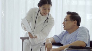 Hastanedeki ya da klinikteki hastalarla doktor ilgileniyor. Sağlık hizmetleri kavramı.