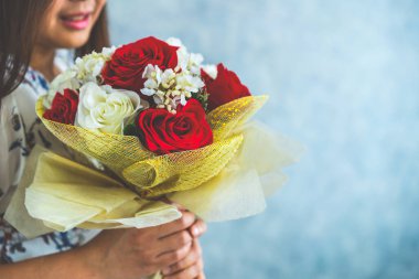 Sevgililer gününde gül hediye tutan mutlu kadın.